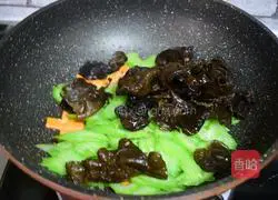 Illustration of how to stir-fry fungus with celery 7
