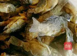 Illustration of how to make crucian carp white jade soup 1