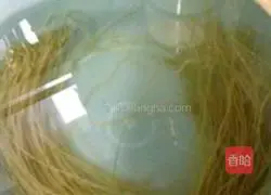 Illustration of how to make pork and cabbage stewed vermicelli 1