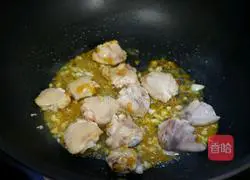 Illustration of how to make braised chicken wings with lotus root and strips in sour soup 7