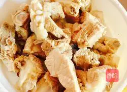 Illustration of how to make pickled cabbage and potato ribs 6