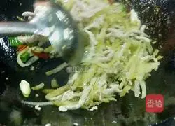 Illustration of how to make shredded mustard pork 7