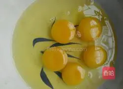 Illustration of how to make fried eggs with chives 1