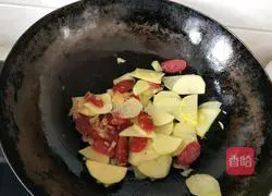 Illustration of how to make fried sausage with potato slices 9