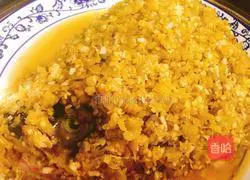 Illustration of how to make two-color fish head with chopped pepper 2