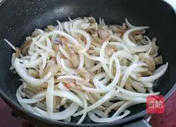 Fried pork skin with onions and peppers Illustration of how to do it 8