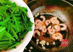 Illustration of how to stir-fry shrimp with leeks 9