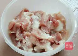 Illustration of how to make stir-fried cowpeas and meat 2