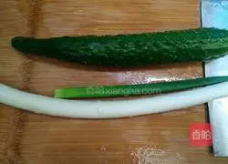 Illustration of how to make shredded pork in Beijing sauce 1