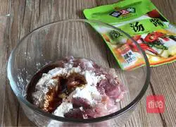 Illustration of how to make fried pork slices with pepper twists 2