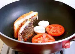 Illustration of how to make dry-fried salmon 4