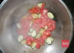 Illustration of how to make tomato, cucumber and egg noodles 5