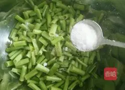 Illustration of how to make appetizing spicy diced cabbage stalks 3