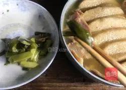 Illustration of how to stew bacon with moldy bean dregs 10