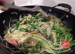 The flowers are red and the willows are green~ Illustration of how to make scrambled eggs with chives and bean sprouts 3