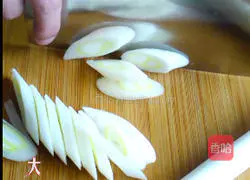 Illustration of how to make lamb rolls with green onion 1