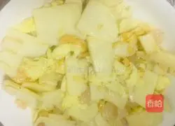 Illustration of how to stir-fry three delicacies 9