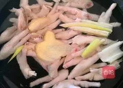 Recipe for braised chicken feet with potatoes and carrots Illustration 3