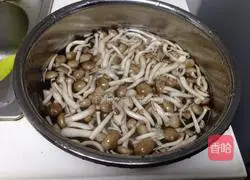 Illustration of making double mushrooms in oyster sauce 3