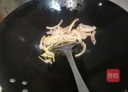 Illustration of how to cook three shredded squid 4