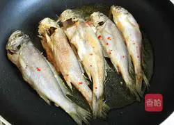 Illustration of how to make fried yellow croaker 8