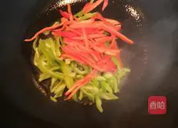 Illustration of how to stir-fry enoki mushrooms and double peppers 2