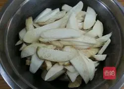 Illustration of how to make shredded pork and king oyster mushroom 1