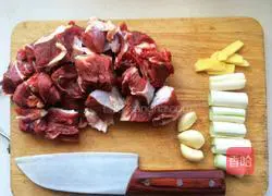 Illustration of how to cook beef with potatoes 1