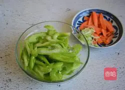 Illustration of how to stir-fry fungus with celery 2