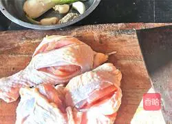 Illustration of how to make rice cooker salt-baked chicken legs 1