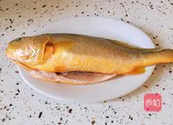 Illustration of how to make braised yellow croaker 1