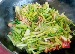 Illustration of how to make fried meat with celery 6