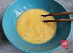 Illustration of how to make fried eggs with garlic moss 4