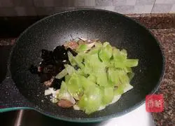 Illustration of how to make stir-fried beef with lettuce and yam 12
