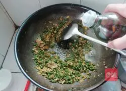 Illustration of how to make long beans and scrambled eggs 10