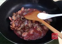 Illustration of how to make fried clams with red glutinous rice 9