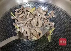 Illustration of how to stir-fry pork heart and kidney with garlic sprouts 10