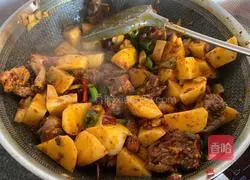 Illustration of how to make delicious potato-roasted chicken 6