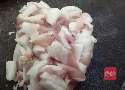 Illustration of how to stir-fry pork belly with peas 2