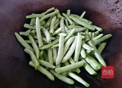 Illustration of how to make garlic-flavored stir-fried green beans 7