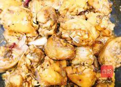 Illustration of how to make braised chicken with mushrooms 3