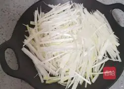 Illustration of how to make shredded pork with Beijing sauce 2