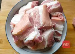 Illustration of how to cook pork with small potatoes 2