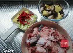 Illustration of how to make chicken with mushrooms and potatoes 1