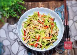 Illustration of how to stir-fry shredded pork with water spinach stems 16