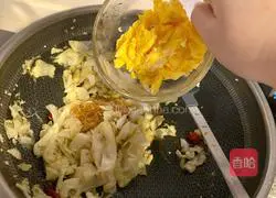 Illustration of how to make scrambled eggs with cabbage and vermicelli 10