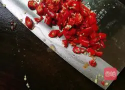 Illustration of how to stir-fry dried radish with small pepper 3