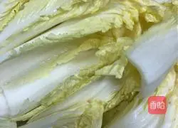 Illustration of how to make pork and cabbage stewed potato vermicelli 1