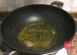 Illustration of how to cook fish with pickled pepper and black bean sauce 6