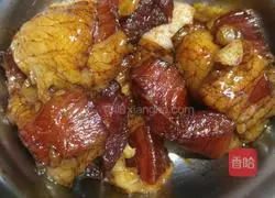 Illustration of how to make sauerkraut stewed pork belly 1